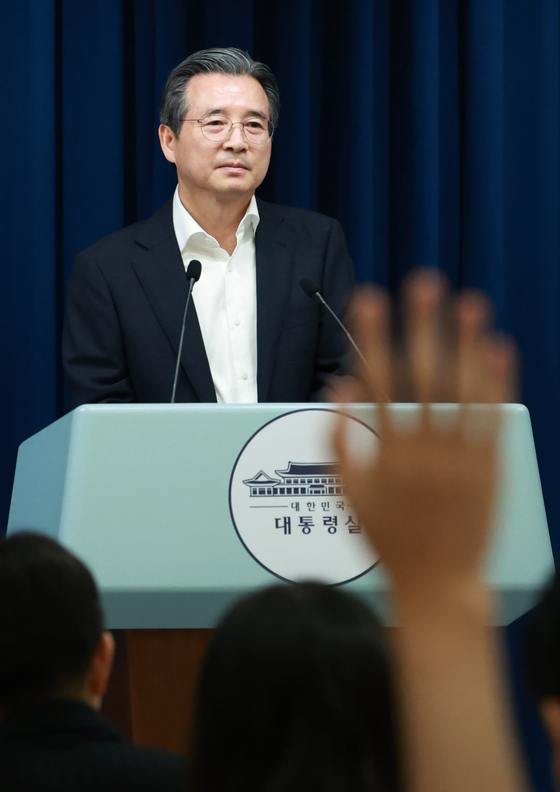 김용범 대통령실 정책실장이 31일 서울 용산 대통령실 청사에서 한미 관세 협상 타결 관련 브리핑 뒤 취재진의 질문에 답하고 있다. 연합뉴스