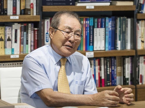 콜마그룹 창업자인 윤동한 회장이 29일 서울 서초동 집무실에서 중앙일보와 인터뷰하고 있다. 김경미 기자 