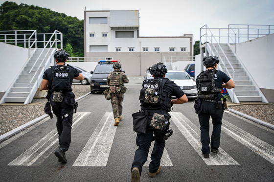 다중테러대응전술(MACTAC) 훈련에서 육군과 공군 장병과 경찰이 한 팀을 이뤄 이동하고 있다. 공군 17전비