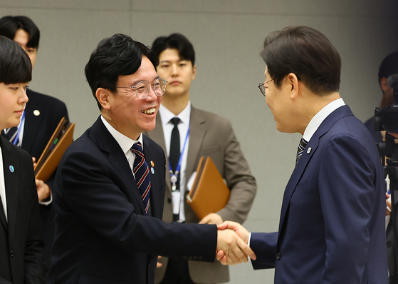 이재명 대통령이 23일 서울 용산 대통령실 청사에서 열린 임명장 및 위촉장 수여식에서 김영훈 고용노동부 장관과 인사하고 있다. 대통령실사진기자단