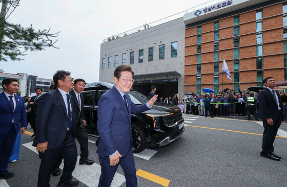 이재명 대통령이 대선 기간인 지난 6월 2일 성남시의료원 앞에 위치한 주민교회에 도착해 인사하고 있다. 뉴스1