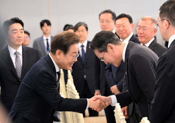 이재명 대통령이 지난 6월 서울 용산 대통령실청사에서 열린 6경제단체와 기업인 간담회에서 이재용 삼성전자 회장과 악수를 나누고 있다. 대통령실사진기자단