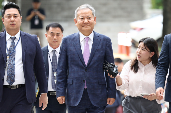 이상민 전 행정안전부 장관이 구속 전 피의자 심문(영장실질심사)에 출석하기 위해 31일 오후 서울 서초구 서울중앙지법으로 들어서고 있다. 연합뉴스