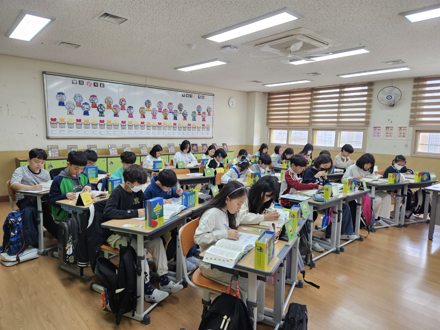 울산초 4학년생, 사전 활용 학습에 열중하는 모습
