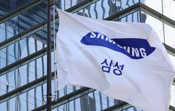 서울 서초구 삼성전자 서초사옥에 삼성 깃발이 바람에 펄럭이고 있다. 뉴스1