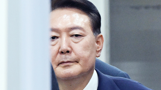 윤석열 전 대통령이 지난 9일 서울중앙지법에서 두 번째 구속 전 피의자심문(영장실질심사)을 마친 뒤 대기장소인 서울구치소로 이동하고 있다. 뉴스1