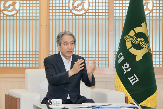 이근배 전남대 총장이 지난달 14일 광주광역시 북구 전남대 총장실에서 전남대의 교육 철학과 ‘글로컬대학 30’ 선정을 위한 인공지능(AI)·모빌리티 특화 방안과 교육혁신 계획 등을 설명하고 있다. [사진 전남대]