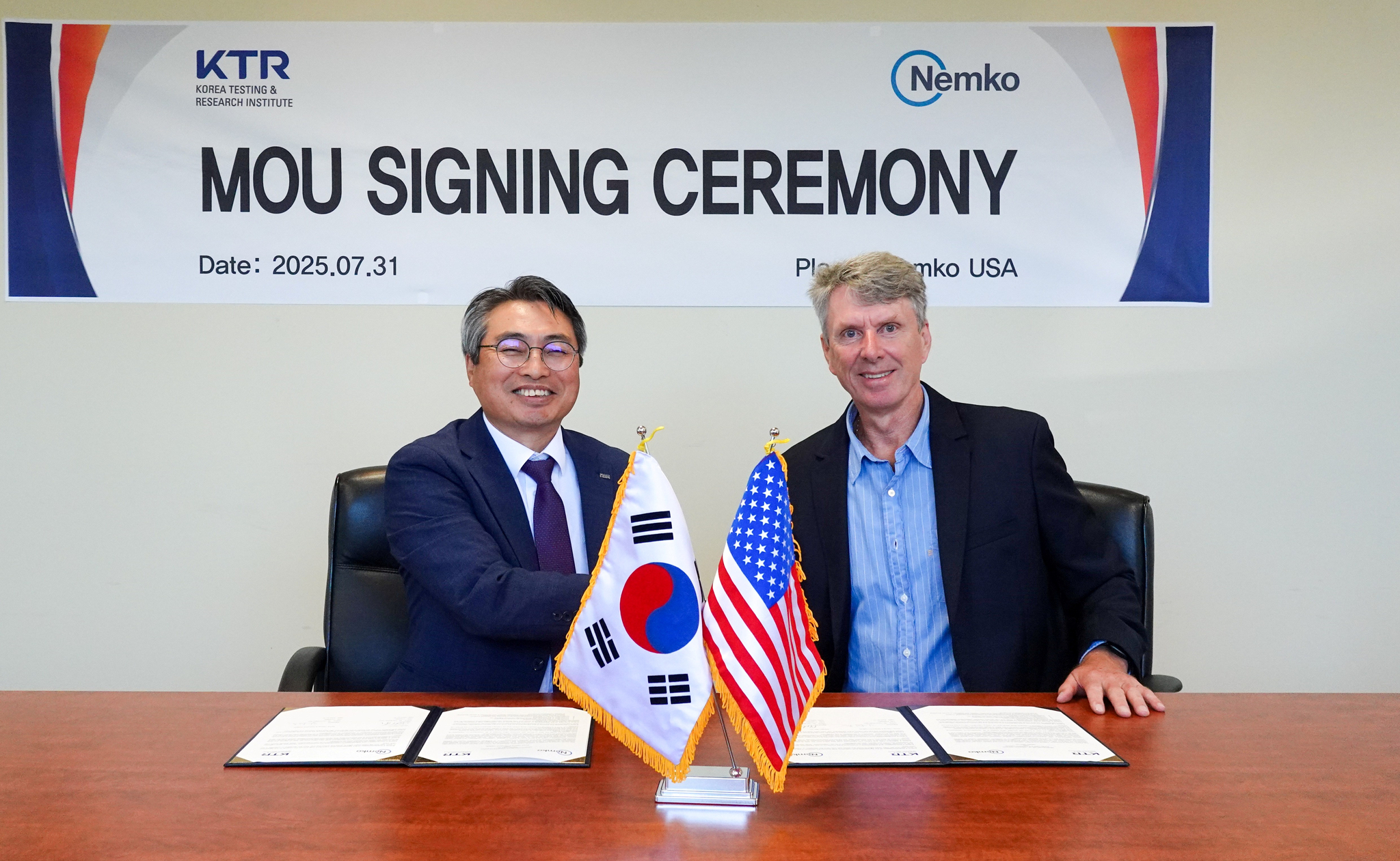 KTR 김현철 원장(왼쪽)이 Nemko USA 올레 마틴 외엔(Ole-Martin Oien) 회장과 상호 협력을 위한 업무협약을 체결했다.