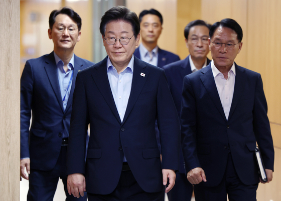 이재명 대통령이 31일 서울 용산 대통령실 청사에서 열린 6차 수석·보좌관 회의에 입장하고 있다./2025.7.31. 대통령실사진기자단 한국경제 김범준 기자