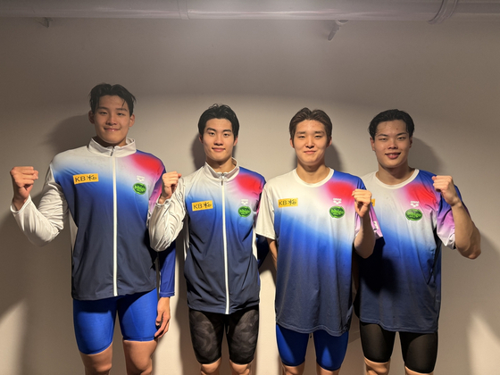 1일 세계수영선수권 남자 계영 800ｍ 예선을 전체 3위로 통과한 김영범, 황선우, 김우민, 이호준(왼쪽부터). 사진 대한수영연맹