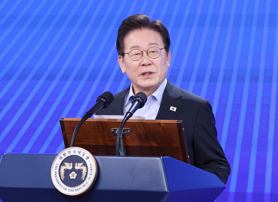 이재명 대통령이 31일 서울 종로구 정부서울청사에서 열린 고위공직자 워크숍 '국민주권시대, 공직자의 길'에서 특강을 하고 있다. 대통령실사진기자단