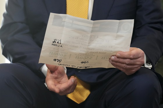 도널드 트럼프 미국 대통령이 지난 27일(현지시간) 스코틀랜드에서 EU와의 무역협상에 합의한 뒤 손에 쥐고 있는 문서가 카메라에 잡혔다. 일본과의 협상과 마찬가지로 트럼프 대통령이 직접 수정한 흔적이 남았다. 에너지 구입 비용으로 EU가 제안한 6000억 달러는 7500억 달러로, EU 기업 의 추가 투자 규모는 당초 5000억 달러에서 6000억 달러로 늘었다. AP=연합뉴스