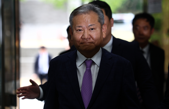 12·3 비상계엄 당시 '언론사 단전·단수'를 지시한 의혹을 받는 이상민 전 행정안전부 장관이 지난달 31일 서울 서초구 서울중앙지방법원에서 열린 구속 전 피의자 심문(영장실질심사)에 출석하고 있다. 뉴스1