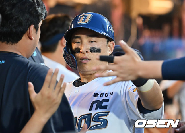 [OSEN=창원, 이석우 기자] 5일 창원NC파크에서 2025 신한 SOL 뱅크 KBO 리그 NC 다이노스와 SSG 랜더스의 경기가 열렸다. 홈팀 NC는 조민석이, 방문팀 SSG는 화이트가 선발 출전했다. NC 다이노스 손아섭이 5회말 2사 1,2루 김주원의 우익수 앞 1타점 안타때 득점을 올리고 하이파이브를 하고 있다. 2025.07.05 / foto0307@osen.co.kr