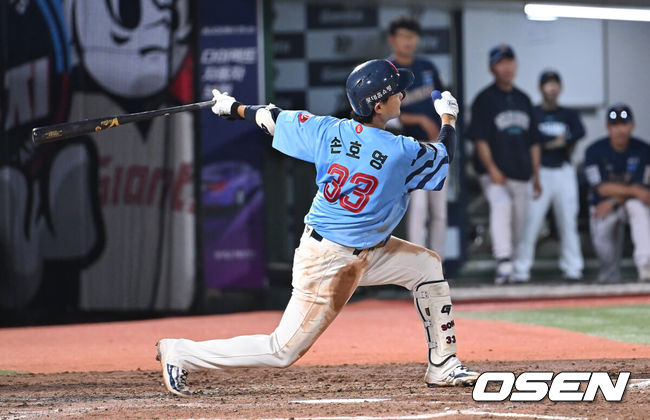 [OSEN=부산, 이석우 기자] 31일 부산 사직야구장에서 2025 신한 SOL 뱅크 KBO 리그 롯데 자이언츠와 NC 다이노스의 경기가 열렸다. 홈팀 롯데는 데이비슨이, 방문팀 NC는 김녹원이 선발 출전했다.롯데 자이언츠 손호영이 3회말 2사 만루 좌월 만루 홈런을 치고 있다. 2025.07.31 / foto0307@osen.co.kr