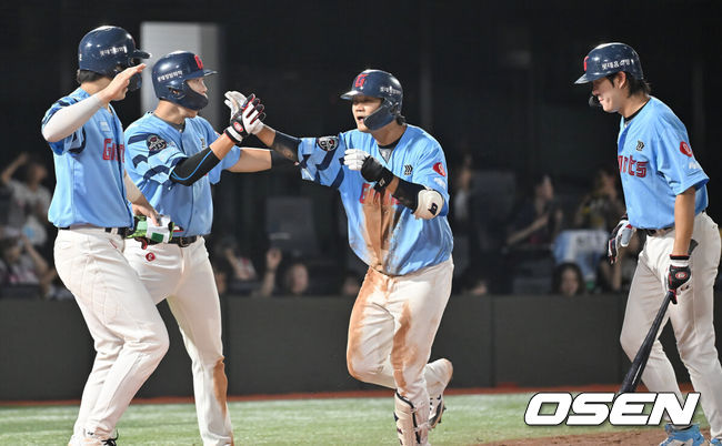 [OSEN=부산, 이석우 기자] 31일 부산 사직야구장에서 2025 신한 SOL 뱅크 KBO 리그 롯데 자이언츠와 NC 다이노스의 경기가 열렸다. 홈팀 롯데는 데이비슨이, 방문팀 NC는 김녹원이 선발 출전했다.롯데 자이언츠 손호영이 3회말 2사 만루 좌월 만루 홈런을 치고 하이파이브를 하고 있다. 2025.07.31 / foto0307@osen.co.kr