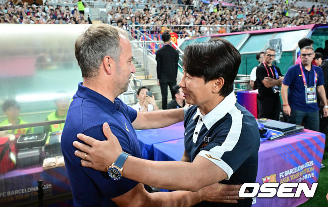 [OSEN=서울월드컵경기장, 박준형 기자] 31일 오후 서울월드컵경기장에서 바르셀로나와 FC서울의 FC바르셀로나 2025 아시아 투어 에디션 한국 경기가 진행됐다.한지 플릭 감독이 이끄는 바르셀로나는 로베르트 레반도프스키를 필두로 하피냐, 다니 올모, 라민 야말이 공격진을, 중원에는 페드리, 프렌키 더 용이 구성하며, 포백은 알레한드로 발데, 로날드 아라우호, 파우 쿠바르시, 쥘 쿤데가 이룬다. 마지막으로 골문은 후안 가르시아가 지킨다.김기동 감독이 지휘하는 서울은 조영욱이 원톱으로 나서고, 문선민, 린가드, 안데르손이 지원 사격한다. 미드필드는 이승모, 정승원이 책임지고, 수비는 김진수, 정태욱, 야잔, 박수일이 구성한다. 골키퍼 장갑은 강현무가 착용한다.경기 앞두고 한지 플릭 감독과 김기동 감독이 인사를 나누고 있다. 2025.07.31 / soul1014@osen.co.kr