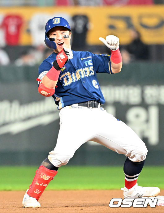 [OSEN=인천, 민경훈 기자] 23일 인천 SSG랜더스필드에서 2023 KBO 준플레이오프 SSG 랜더스와 NC 다이노스의 2차전 경기가 열렸다.8회초 2사 주자 2루 NC 손아섭이 우익수 오른쪽 1타점 적시 2루타를 때린 후 2루에서 기뻐하고 있다. 2023.10.23 / rumi@osen.co.kr