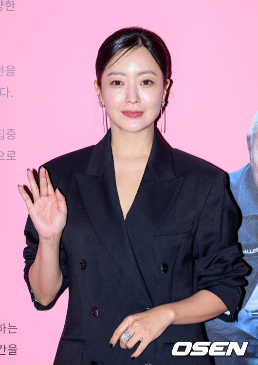 [OSEN=이대선 기자] 26일 오후 더현대 서울에서 아트 프로젝트 '아름다운 선물 展' 전시가 열렸다.콘텐츠 디렉터 김희선이 포토타임을 가지고 있다. 2023.09.26 /sunday@osen.co.kr