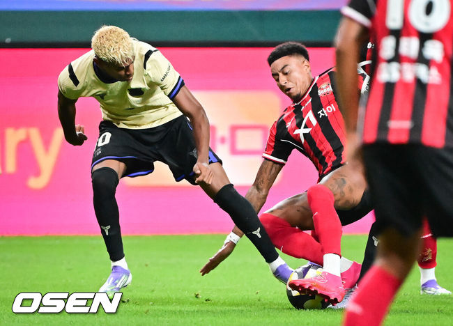 [OSEN=서울월드컵경기장, 박준형 기자] 완패다. 그만큼 라리가 챔피언 FC 바르셀로나가 진지하게 경기에 나서 한국 팬들을 감동시켰다.바르셀로나는31일 오후 8시 서울월드컵경기장에서 K리그1 FC서울과 맞대결서 7-3으로 완승응 거뒀다. 이날 바르셀로나는 주전으로 나선 전반에 3골, 로테이션을 가동한후반에 4골을 넣으면서 남다른 화력을 뽐내면서 한국 팬들에게 강한 인상을 남겼다.전반 린가드가 라민 야말의 공을 빼앗고 있다   2025.07.31 / soul1014@osen.co.kr