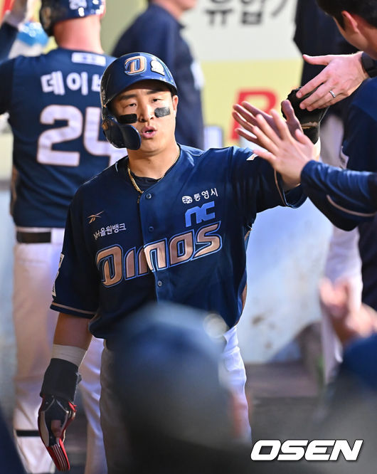 [OSEN=대구, 이석우 기자] 7일 대구삼성라이온즈파크에서 2025 신한 SOL 뱅크 KBO 리그 삼성 라이온즈와 NC 다이노스의 경기가 열렸다. 홈팀 삼성은 레예스가, 방문팀 NC는 신민혁이 선발 출전했다. NC 다이노스 손아섭이 7회초 1사 만루 김휘집의 좌익수 앞 동점 1타점 안타때 득점을 올리고 하이파이브를 하고 있다. 2025.06.07 / foto0307@osen.co.kr