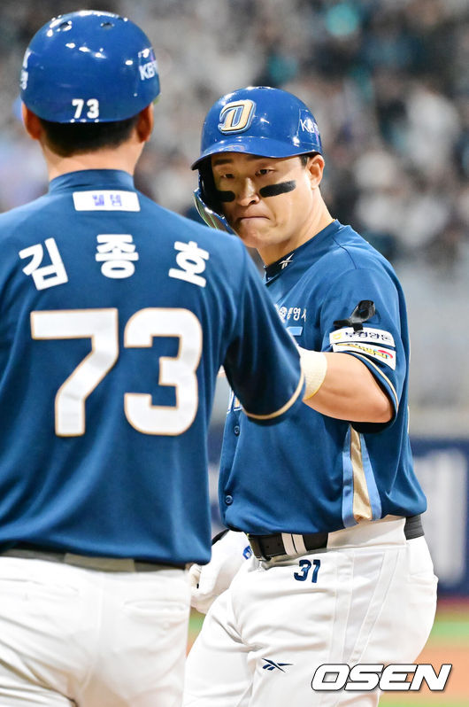 [OSEN=고척, 민경훈 기자] 5일 오후 서울 고척스카이돔에서 2025 신한 SOL Bank KBO리그 키움 히어로즈와 NC 다이노스의 경기가 열렸다.이날 키움은 김윤하, NC는 라일리를 선발투수로 내세웠다.4회초 2사 주자 2,3루 NC 손아섭이 우익수 오른쪽 역전 2타점 적시타를 때린 후 1루에서 기뻐하고 있다. 2025.04.05 / 