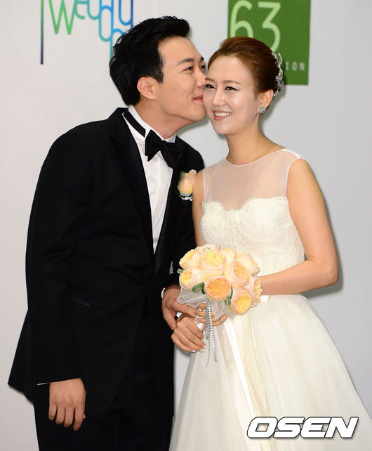 [OSEN=이대선 기자] 28일 오전 서울 여의도 63빌딩 그랜드볼룸홀에서 가수 장윤정과 아나운서 도경완의 결혼식에서 아나운서 도경완이 가수 장윤정의 볼에 키스를 하고 있다.가수 장윤정과 아나운서 도경완의 결혼식은 1부와 2부로 진행되며, 주례는 KBS 길환영 사장이 맡는다.1부 사회는 개그맨 이휘재, 축가는 장윤정과 돈독한 우정을 자랑하는 화요비, 거미, 영지(전 버블시스터즈), 나비 등이 진행하며 2부에서는 개그맨 조세호(전 양배추)와 소속사 식구이자 후배가수인 박현빈이 각각 사회와 축가를 맡는다. /sunday@osen.co.kr