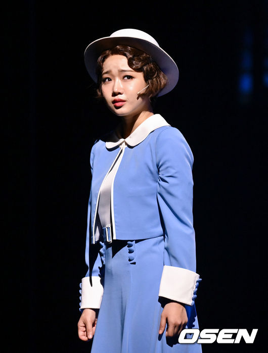 [OSEN=조은정 기자]뮤지컬 '브로드웨이 42번가' 프레스콜이 24일 서울 송파구 샤롯데씨어터에서 열렸다.브로드웨이 42번가는 ‘아메리칸 드림’을 담아낸 전형적인 쇼 뮤지컬. 시골 출신의 페기 소여가 재기를 꿈꾸는 연출가 마쉬와 만나 무대에 서게 되는 줄거리는 친숙한 얘기. 무명의 코러스 걸이던 페기는 배우 도로시의 부상으로 대신 주연을 맡으며 마침내 스타로 거듭난다.배우 최유정이 시연을 하고 있다. 2025.07.24 /cej@osen.co.kr