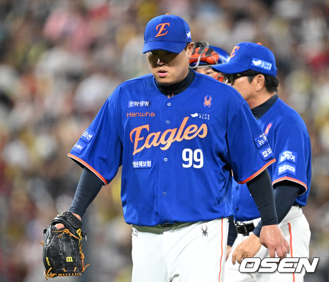 [OSEN=광주, 이대선 기자] 1일 오후 광주-기아 챔피언스필드에서 2025 신한 SOL Bank KBO리그 KIA 타이거즈와 한화 이글스의 경기가 열렸다.KIA는 이의리, 한화는 류현진을 선발 투수로 내세웠다.6회말 1사 2루에서 한화 류현진이 마운드를 내려가고 있다. 2025.08.01 /sunday@osen.co.kr