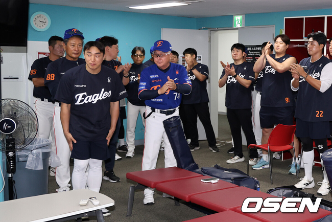 [OSEN=광주, 이대선 기자] 1일 오후 광주-기아 챔피언스필드에서 2025 신한 SOL Bank KBO리그 KIA 타이거즈와 한화 이글스의 경기가 열렸다.KIA는 이의리, 한화는 류현진을 선발 투수로 내세웠다.경기에 앞서 한화 손아섭이 선수단과 인사를 나누고 있다. 2025.08.01 /sunday@osen.co.kr