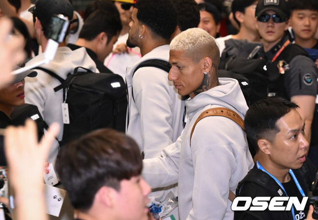[OSEN=인천공항, 조은정 기자]토트넘 선수단이 1일 오후 인천국제공항을 통해 입국했다. 토트넘은 오는 3일 서울월드컵경기장에서 뉴캐슬(잉글랜드)과 2025 쿠팡플레이 시리즈 2경기를 치른다.잉글랜드 프리미어리그 토트넘 홋스퍼 히샬리송이 입국장을 나서고 있다. 2025.08.01 /cej@osen.co.kr