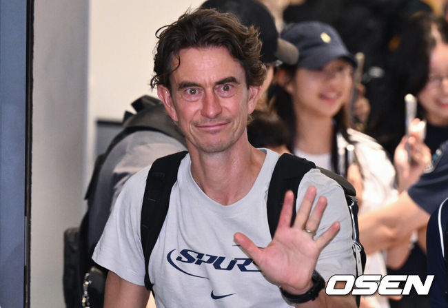 [OSEN=인천공항, 조은정 기자]토트넘 선수단이 1일 오후 인천국제공항을 통해 입국했다. 토트넘은 오는 3일 서울월드컵경기장에서 뉴캐슬(잉글랜드)과 2025 쿠팡플레이 시리즈 2경기를 치른다.잉글랜드 프리미어리그 토트넘 홋스퍼 토마스 프랭크 감독이 한국 팬들을 향해 손을 흔들고 있다. .2025.08.01 /cej@osen.co.kr