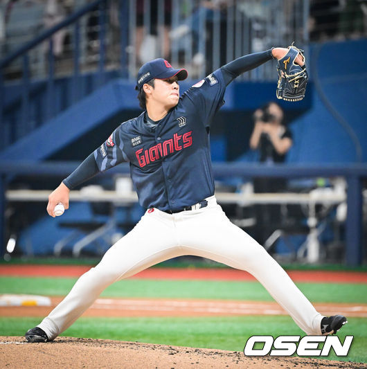[OSEN=고척, 박준형 기자] 1일 오후 서울 고척스카이돔에서 ‘2025 신한 SOL BANK KBO리그’ 키움 히어로즈와 롯데 자이언츠의 경기가 진행됐다.이날 경기에 키움은 알칸타라를, 롯데는 이민석을 선발투수로 내세웠다.5회말 롯데 선발투수 이민석이 역투하고 있다.  2025.08.01 / soul1014@osen.co.kr