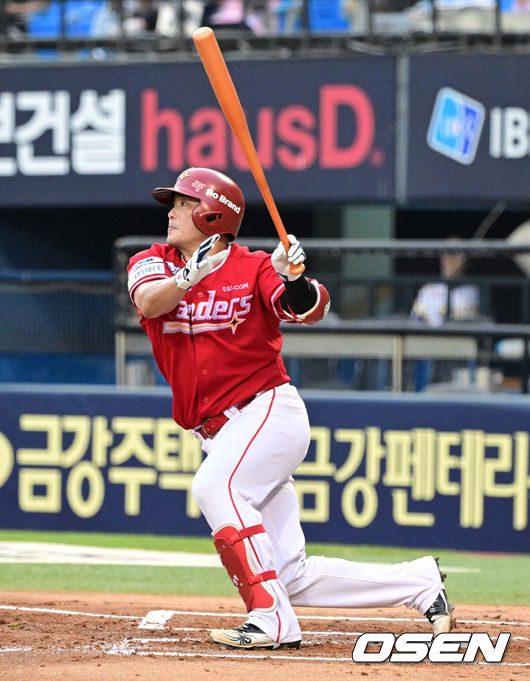 [OSEN=잠실, 지형준 기자] 1일 오후 서울 잠실구장에서 ‘2025 신한 SOL Bank KBO리그’ 두산 베어스와 SSG 랜더스의 경기가 열렸다.두산은 곽빈, SSG는 김광현이 선발로 나섰다.2회초 2사 2루에서 SSG 이지영이 동점 1타점 적시 2루타를 날리고 있다. 2025.08.01 / jpnews@osen.co.kr