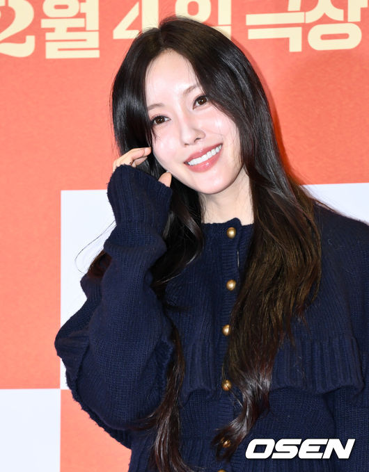 [OSEN=조은정 기자]영화 '소방관(감독 곽경택)’ VIP시사회 및 포토월 행사가 3일 오후 서울시 강남구 메가박스 코엑스에서 열렸다.2001년 홍제동 화재 참사 사건을 모티브로 제작된 '소방관'은 열악한 환경 속에서도 화재 진압과 전원 구조라는 단 하나의 목표를 가지고 투입된 소방관들의 상황을 그린 이야기다.가수 효민이 포즈를 취하고 있다. 2024.12.03 /cej@osen.co.kr