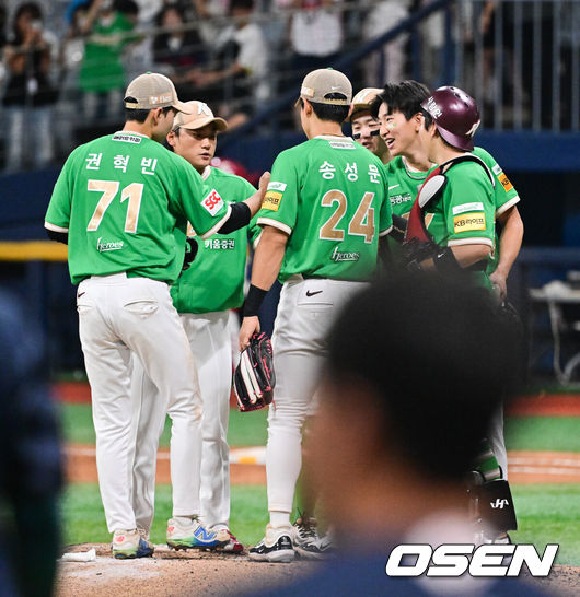 [OSEN=고척, 박준형 기자] 프로야구 키움 히어로즈가 에이스 라울 알칸타라의 호투를 앞세워 길었던 7연패에서 탈출했다.키움은 1일 서울 고척스카이돔에서 열린 ‘2025 신한은행 SOL Bank KBO리그’ 롯데 자이언츠와의 경기에서 2-0으로 승리하고 7연패를 끊었다.경기종료 후 키움 선수들이 승리의 기쁨을 나누고 있다.  2025.08.01 / soul1014@osen.co.kr