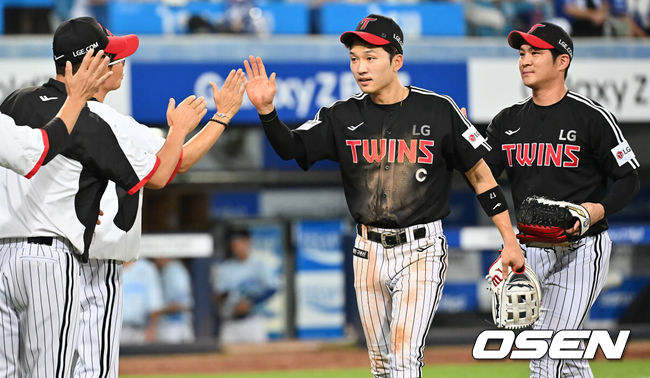 [OSEN=대구, 이석우 기자] 1일 대구삼성라이온즈파크에서 2025 신한 SOL 뱅크 KBO 리그 삼성 라이온즈와 LG 트윈스의 경기가 열렸다. 홈팀 삼성은 후라도가, 방문팀 LG는 임찬규가 선발 출전했다. LG 트윈스 염경엽 감독이 삼성 라이온즈에 4-2로 승리한 후 박해민과 하이파이브를 하고 있다. 2025.08.01 / foto0307@osen.co.kr