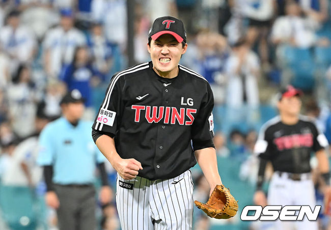 [OSEN=대구, 이석우 기자] 1일 대구삼성라이온즈파크에서 2025 신한 SOL 뱅크 KBO 리그 삼성 라이온즈와 LG 트윈스의 경기가 열렸다. 홈팀 삼성은 후라도가, 방문팀 LG는 임찬규가 선발 출전했다. LG 트윈스 임찬규가 5회말 1사 삼성 라이온즈 이재현을 우익수 플라이로 잡고 주먹을 불끈 쥐며 환호하고 있다. 2025.08.01 / foto0307@osen.co.kr
