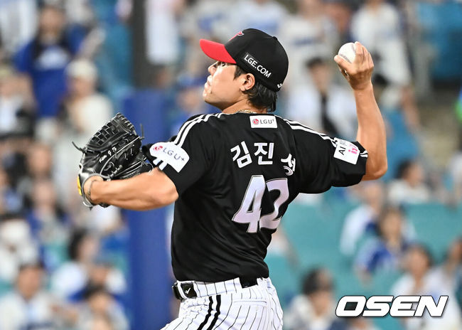 [OSEN=대구, 이석우 기자] 1일 대구삼성라이온즈파크에서 2025 신한 SOL 뱅크 KBO 리그 삼성 라이온즈와 LG 트윈스의 경기가 열렸다. 홈팀 삼성은 후라도가, 방문팀 LG는 임찬규가 선발 출전했다. LG 트윈스 김진성이 역투하고 있다. 2025.08.01 / foto0307@osen.co.kr