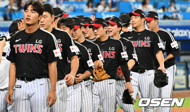 [OSEN=대구, 이석우 기자] 1일 대구삼성라이온즈파크에서 2025 신한 SOL 뱅크 KBO 리그 삼성 라이온즈와 LG 트윈스의 경기가 열렸다. 홈팀 삼성은 후라도가, 방문팀 LG는 임찬규가 선발 출전했다. LG 트윈스 선수들이 삼성 라이온즈에 4-2로 승리한 후 코치진과 하이파이브를 하고 있다. 2025.08.01 / foto0307@osen.co.kr