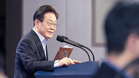  이재명 대통령이 31일 서울 종로구 정부서울청사에서 열린 '국민주권시대 공직자의 길' 고위공직자 워크숍에서 '국민주권 정부 국정운영 방향과 고위공직자 자세' 주제로 특강을 하고 있다. 사진 대통령실 