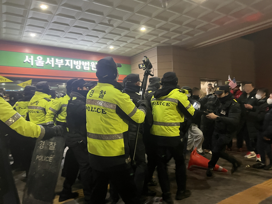 지난 1월 19일 새벽 서울 서부지법에 윤석열 전 대통령 지지자들이 진입해 난동을 부리자 경찰이 이를 진압하고 있다. 뉴스1