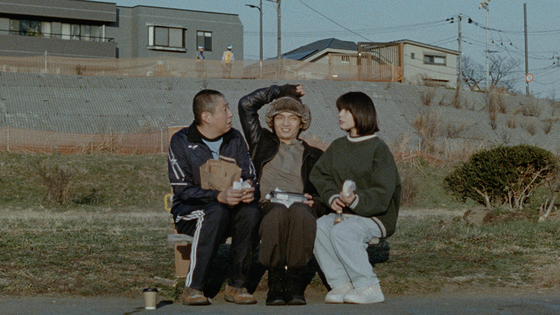 영화 '엣 더 벤치' 2화의 한 장면. 이별 위기의 커플이 날 선 대화를 주고 받던 중 갑자기 제 3자인 중년 남성이 끼어든다. 사진 도키엔터테인먼트