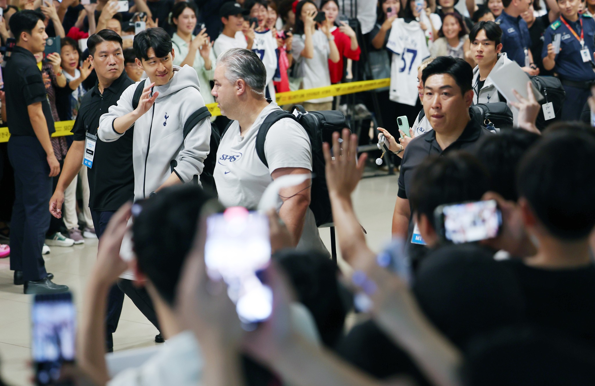 토트넘 손흥민이 1일 인천국제공항 제1터미널을 통해 입국하며 팬들에게 손을 흔들고 있다. [연합뉴스]