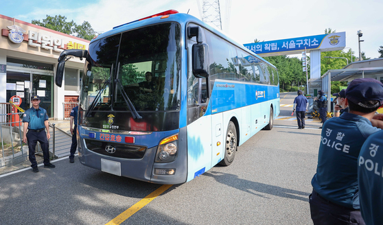 김건희 여사 의혹들을 수사하는 민중기 특별검사팀이 윤석열 전 대통령에 대한 체포영장 집행에 나선 1일 경기 의왕시 서울구치소 앞에 경찰이 경계근무를 서고 있다. 연합뉴스