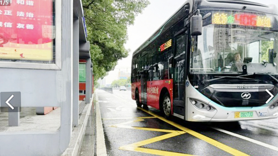 지난해 6월 중국 장쑤성 쑤저우시의 한 버스 정류장에서 중국인 남성이 흉기를 휘둘러 일본인 모자 등 3명이 숨지거나 다쳤다. 아사히신문 홈페이지 캡처