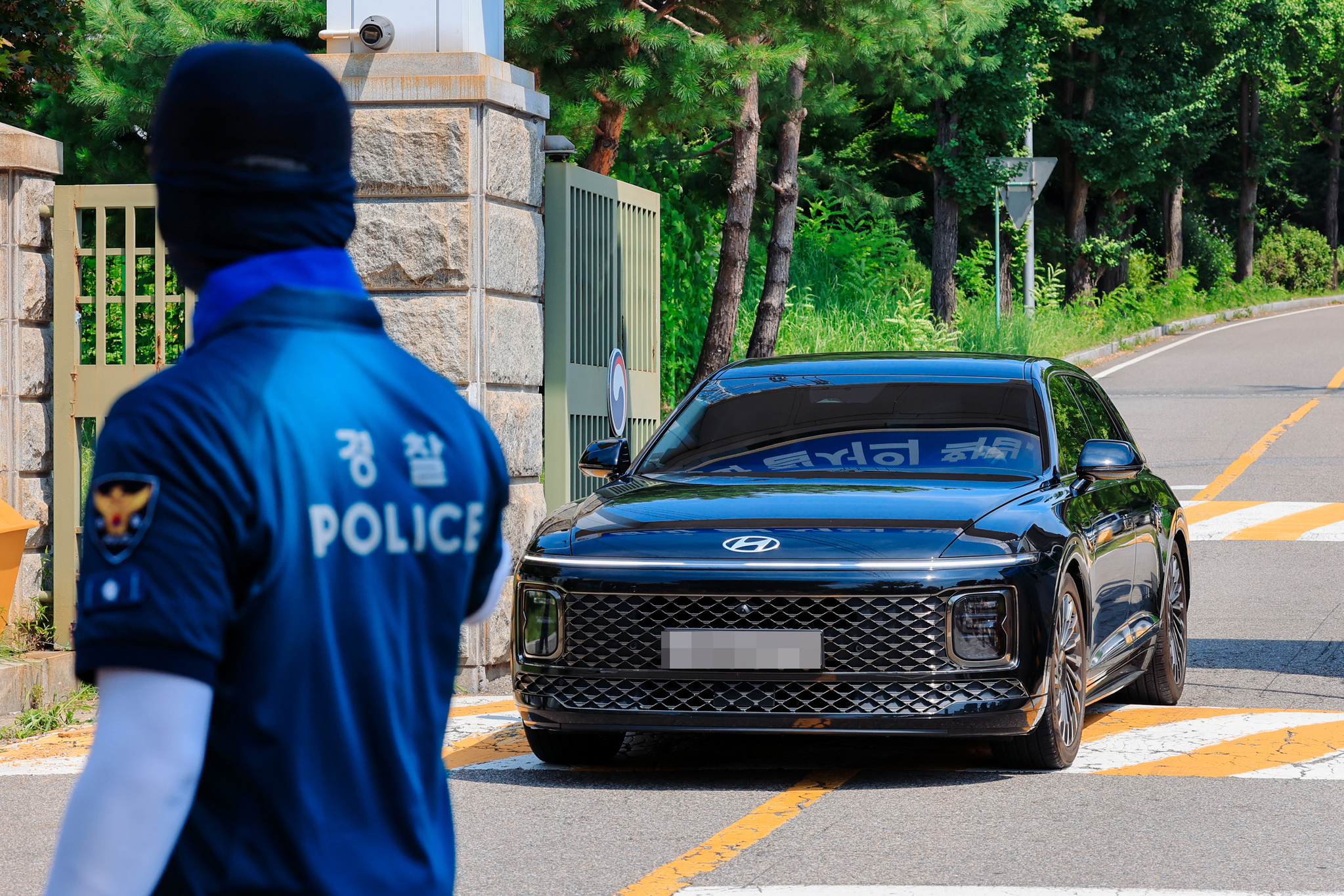 김건희 특검팀의 윤석열 전 대통령에 대한 체포영장 집행이 실패한 1일 오전 경기도 의왕 서울구치소에서 특검팀이 탄 차량이 서울구치소를 빠져나가고 있다. 뉴스1