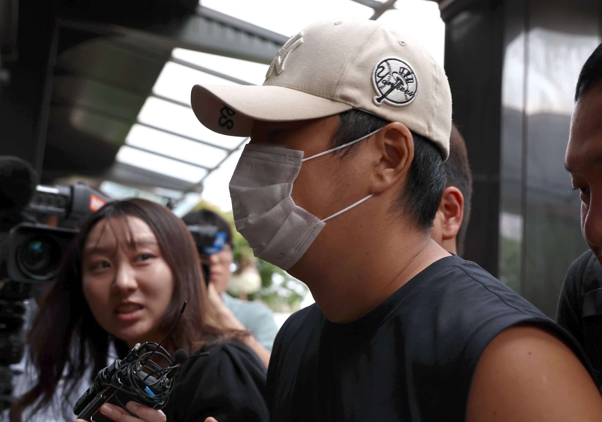 부모와 형 등 자신의 가족 3명을 살해한 30대 남성 A씨가 지난달 13일 오후 경기 부천시 인천지방법원 부천지원에서 열린 구속 전 피의자 심문(영장실질심사)에 출석하고 있다. 뉴스1