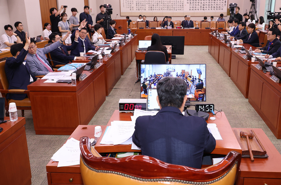 1일 서울 여의도 국회에서 열린 법제사법위원회 전체회의에서 의원들이 상법 일부개정법률안에 대해 거수표결하고 있다. [연합뉴스]