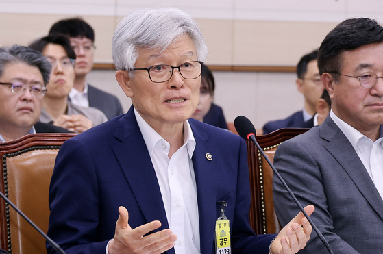 최동석 인사혁신처장이 지난달 22일 국회에서 열린 법제사법위원회 전체회의에서 의원들 질의에 답하고 있다. 임현동 기자